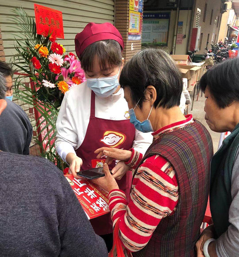 何老板萬(wàn)萬(wàn)沒(méi)想到，自己的餃子云吞店開業(yè)的第一天就門庭若市